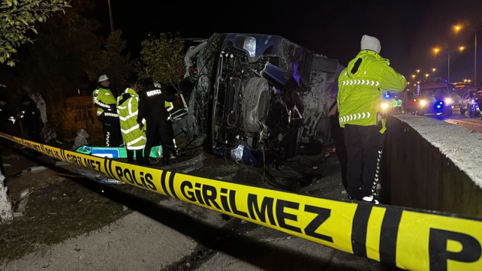 Adana'da Feci Kaza: Yolcu Otobüsü Devrildi, 8 Kişi Yaralandı