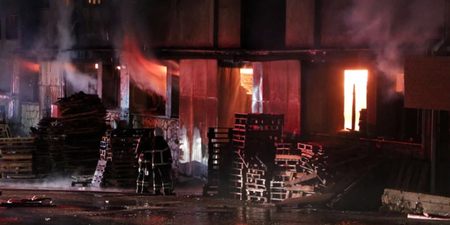 Adana'da Parke ve Panel Üretilen Fabrikada Yangın