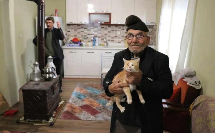 Hüzünlü Fotoğrafın Kahramanı Ali Meşe Sonsuzluğa Uğurlandı: Kedisine Sarıldığı Anla Tanınan Dede Hayatını Kaybetti