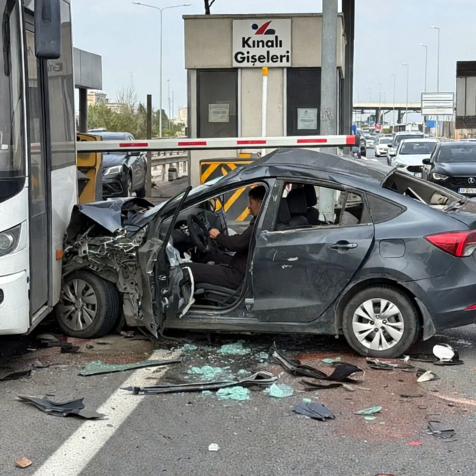 Kınalı Gişeleri'nde Kaza: Otomobil Otobüs ve Gişe Arasında Sıkıştı, İki Kişi Yaşamını Yitirdi