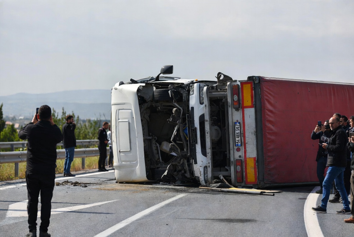Muratlı'da Kamyon Devrildi: Tarımsal Ürünler Yola Saçıldı